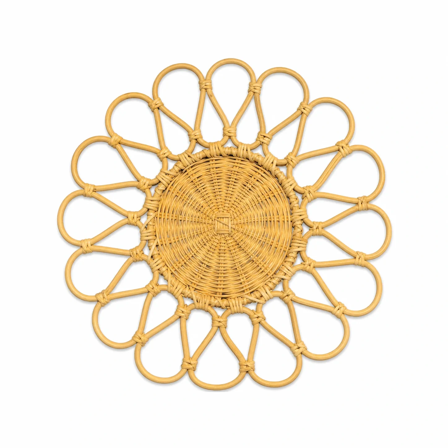 Plato Base Flor de Rattan — Majov Eventos Mazatlán